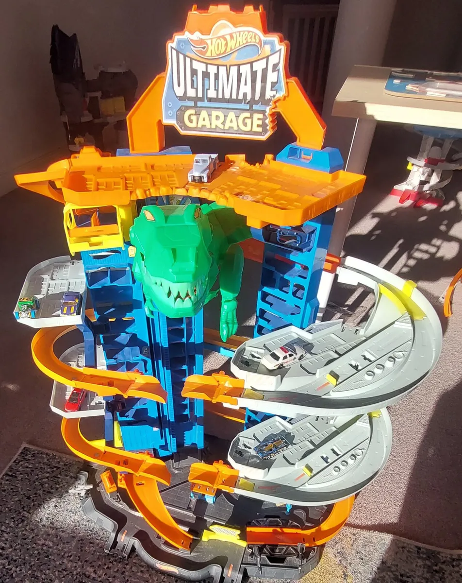 Hot Wheels City Ultimate Garage Playset 91cm Tall - Image 4