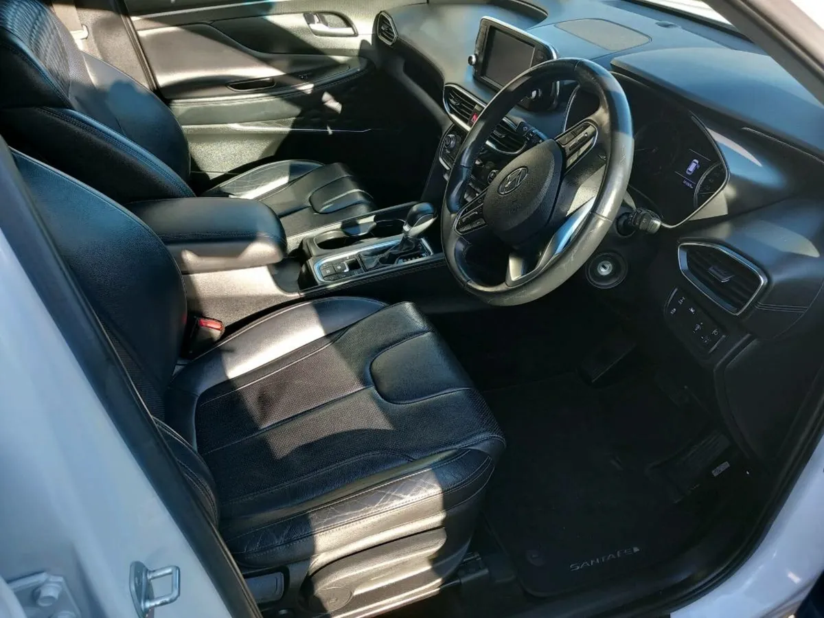 hyundai santa fe automatic 7seats 139kms new model - Image 3