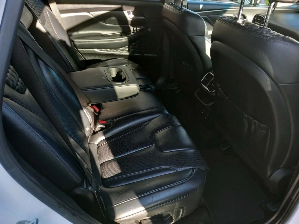 hyundai santa fe automatic 7seats 139kms new model - Image 4