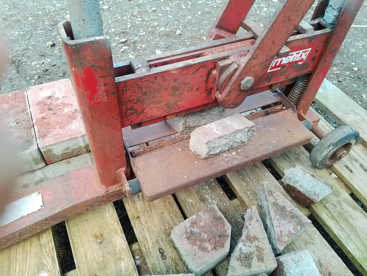 Brick guillotine - Image 1