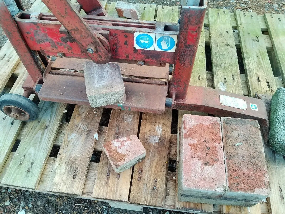 Brick guillotine - Image 2