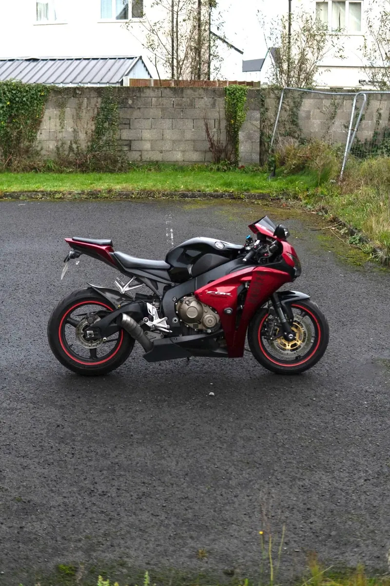 Honda CBR1000RR SC59 - Image 4