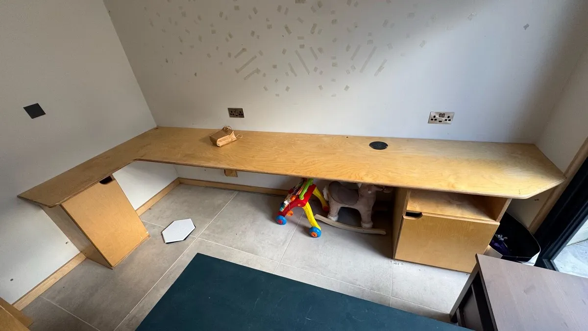 Office table top - Image 1