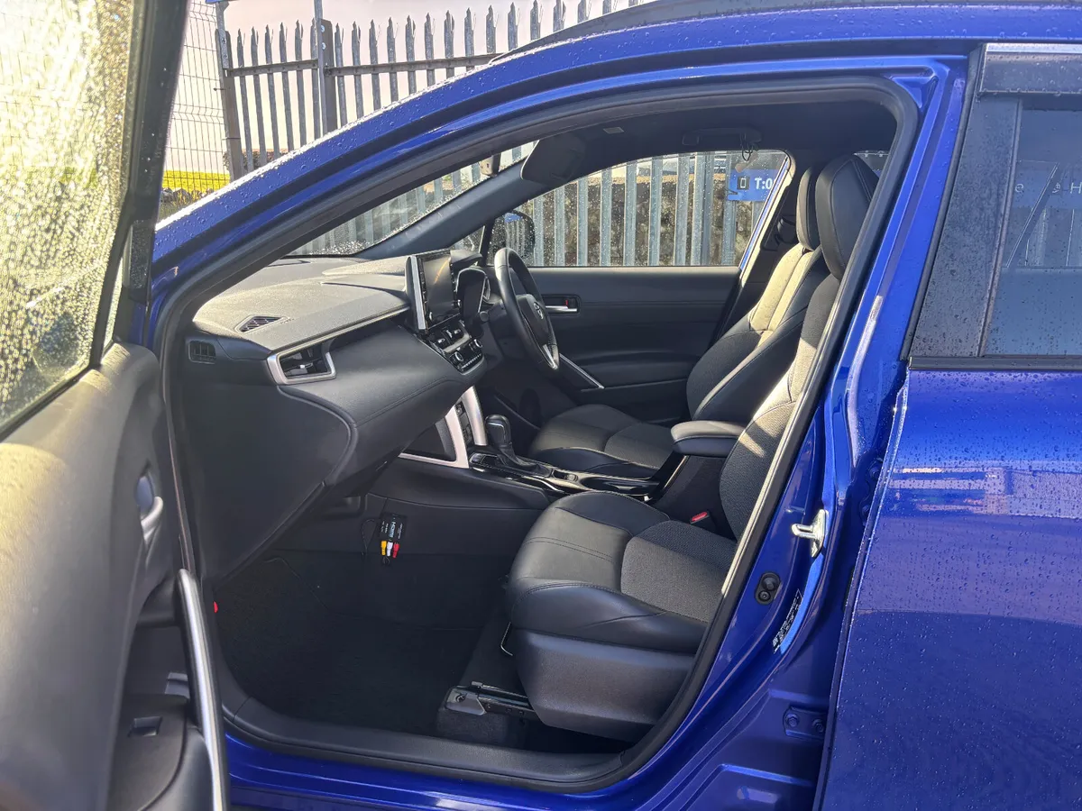 Toyota Corolla Cross Hybrid 2023 - Image 3
