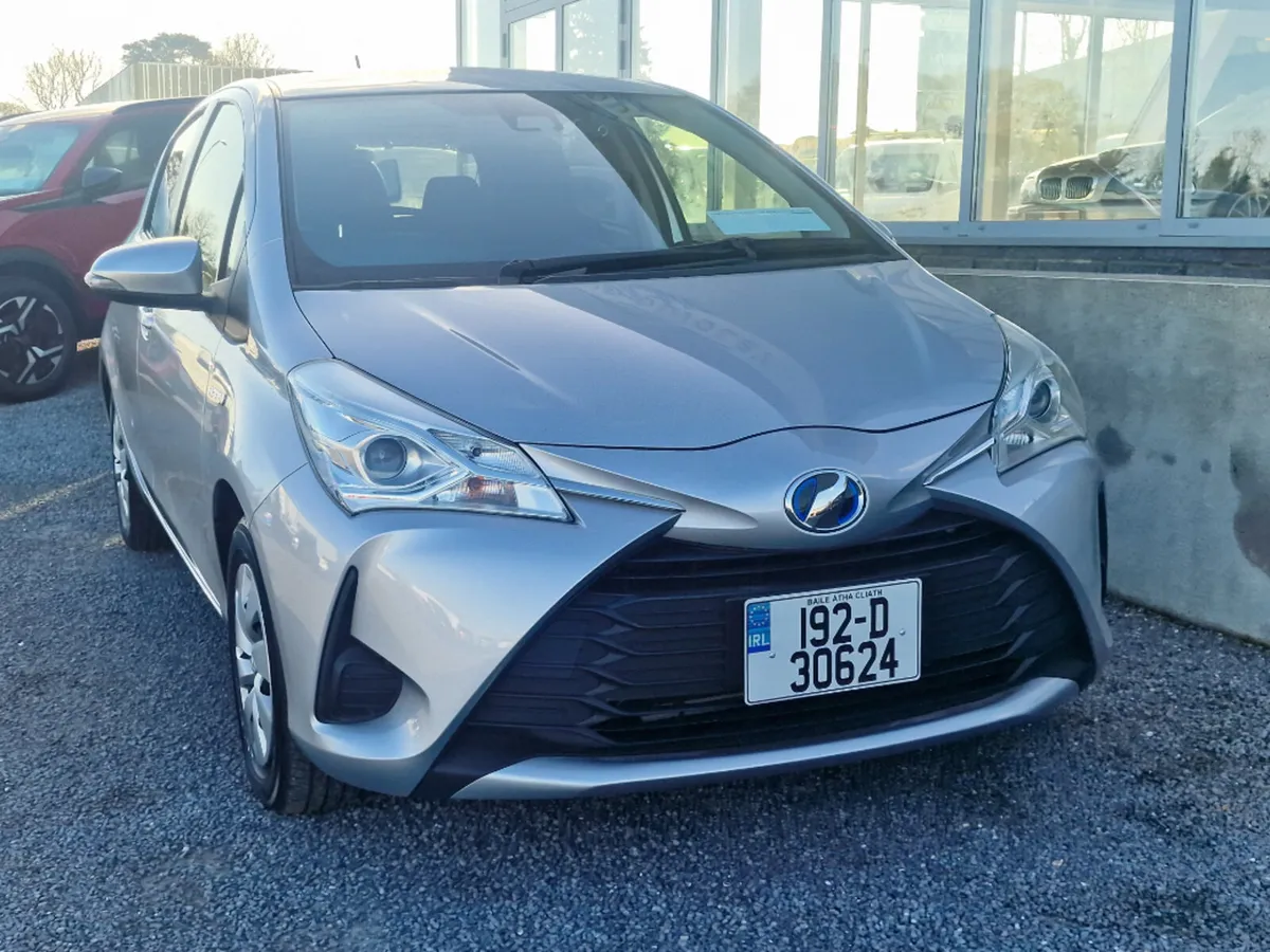Toyota Yaris VITZ YARIS HYBRID HP130 5DR AUTO - Image 2