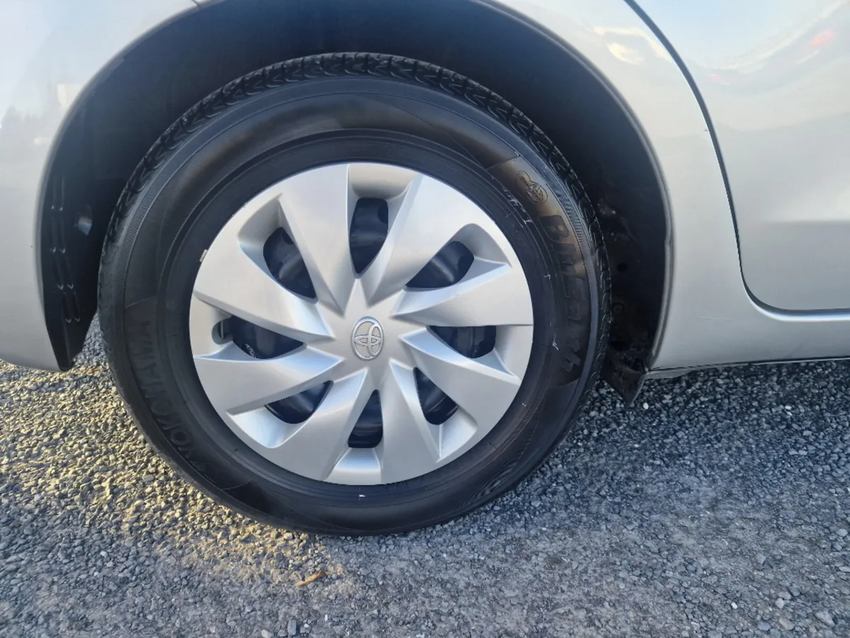 Toyota Yaris VITZ YARIS HYBRID HP130 5DR AUTO - Image 4