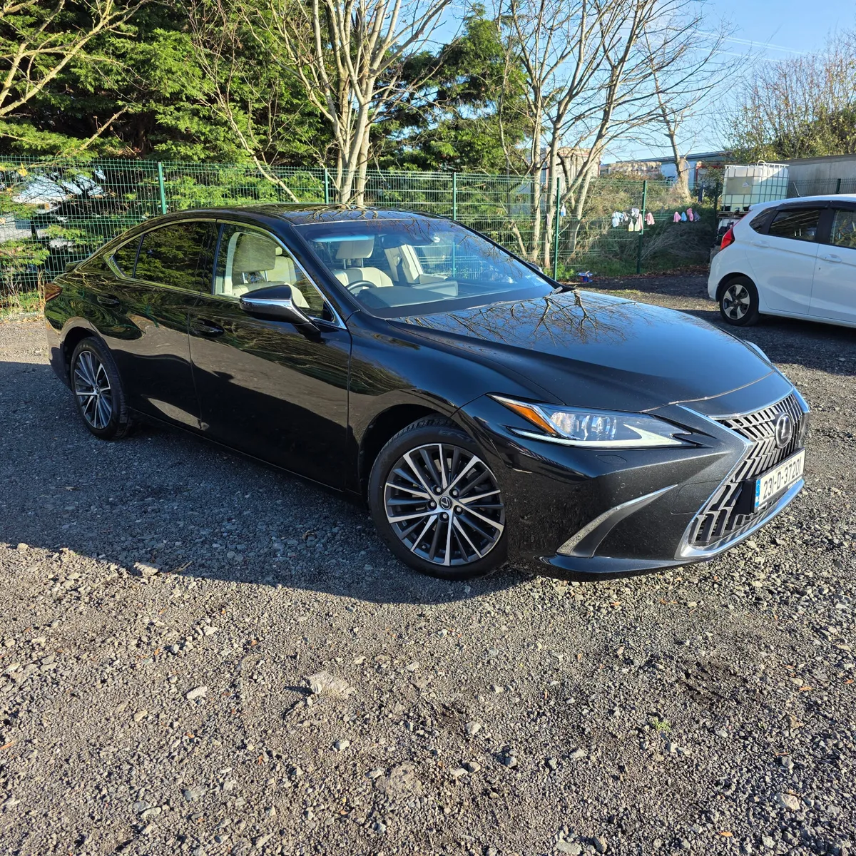 Lexus ES 2023 Hybrid Automatic One Owner - Image 3