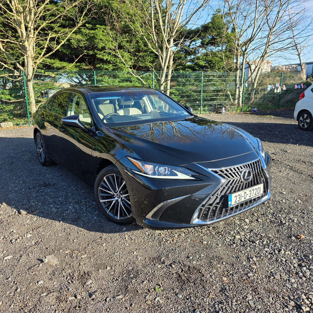 Lexus ES 2023 Hybrid Automatic One Owner - Image 2