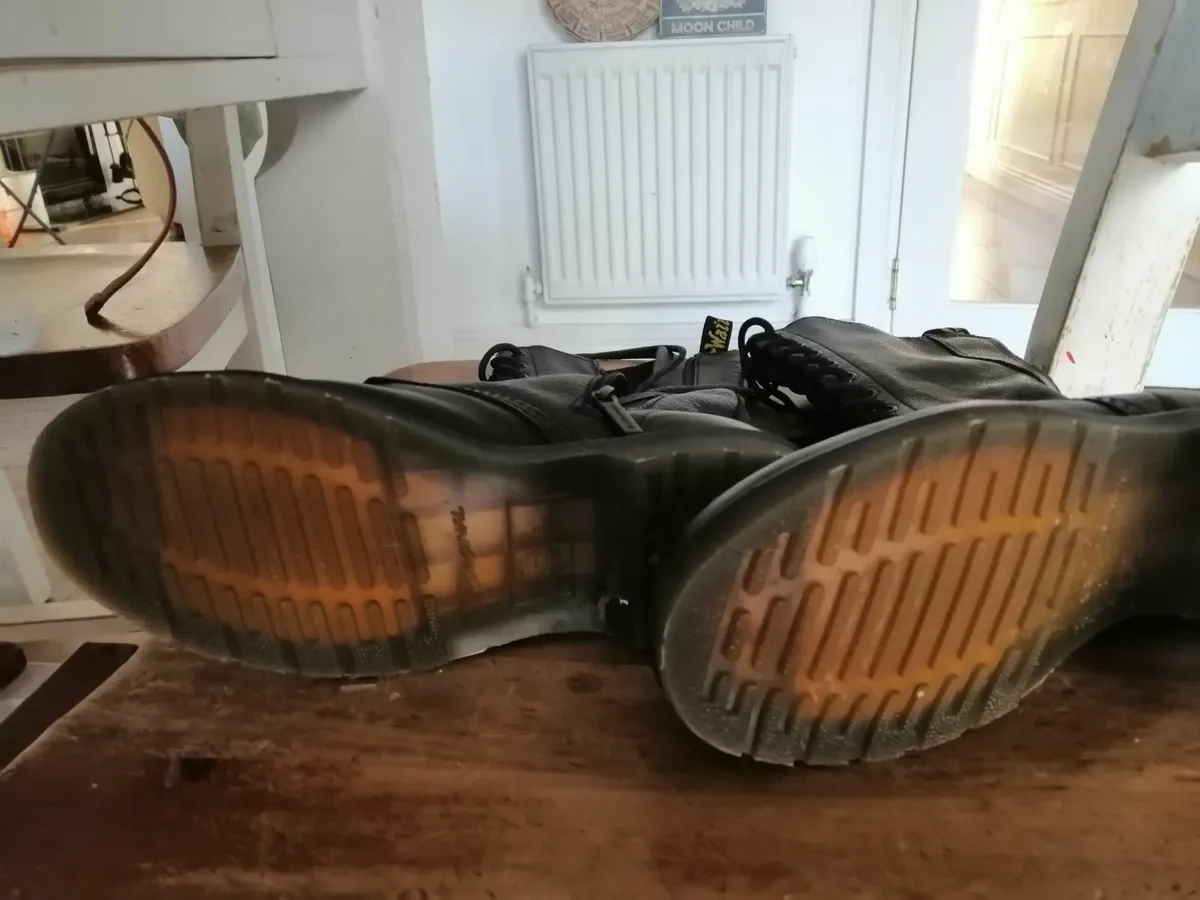 Dr Martens 14 hole docs like new - Image 2