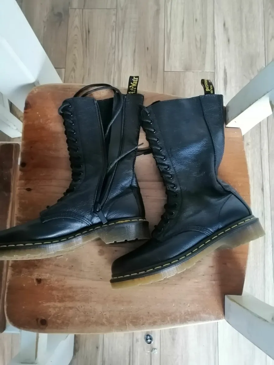 Dr Martens 14 hole docs like new - Image 1