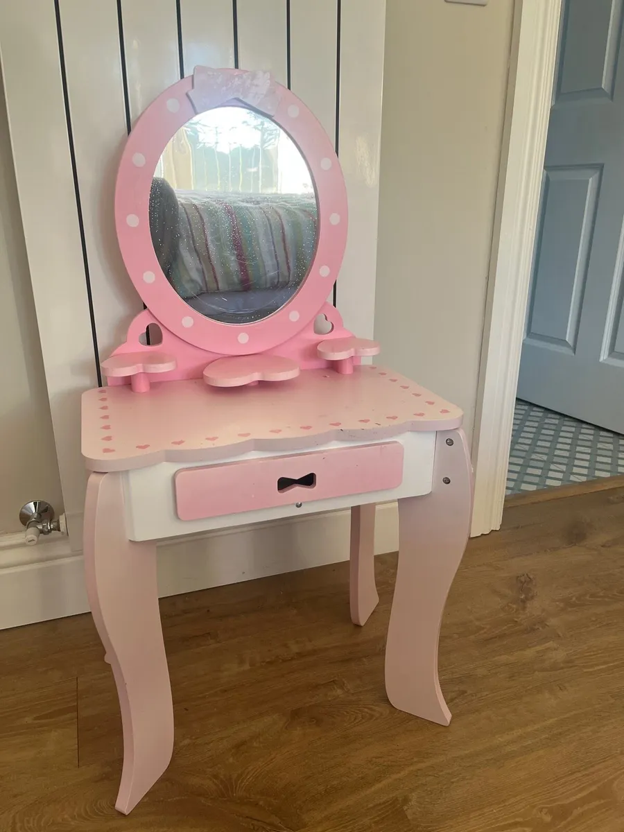Girls toy vanity table