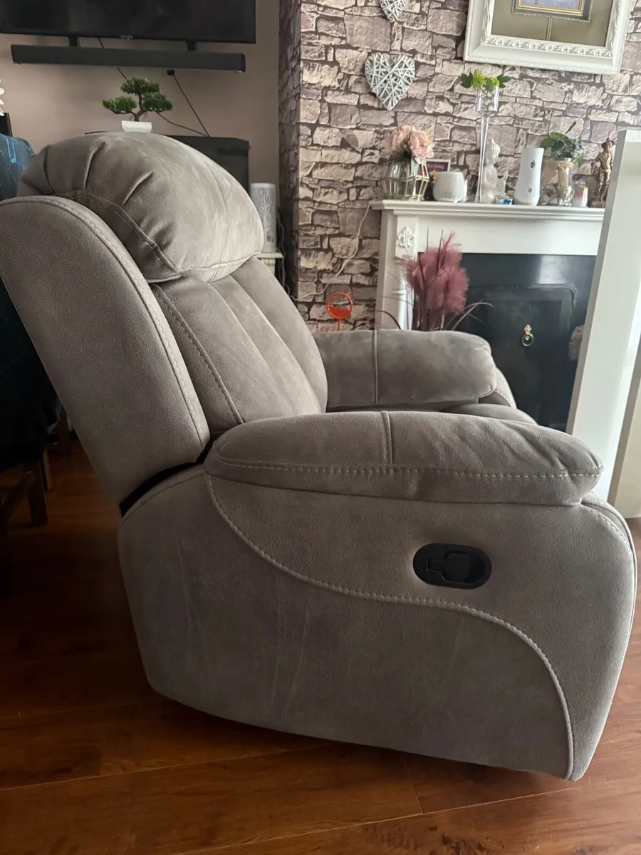 Recliner chair - Image 1