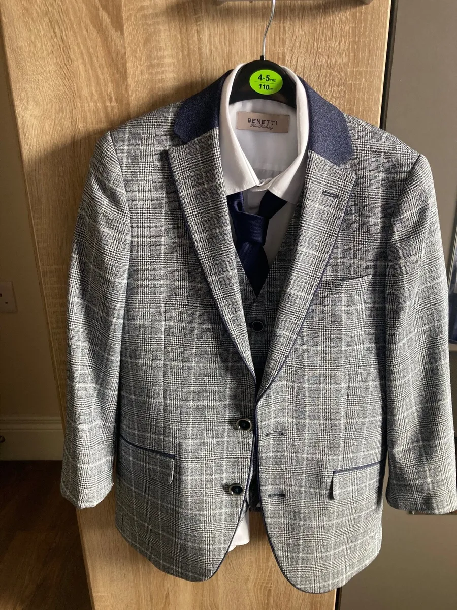Boys suit - Image 1