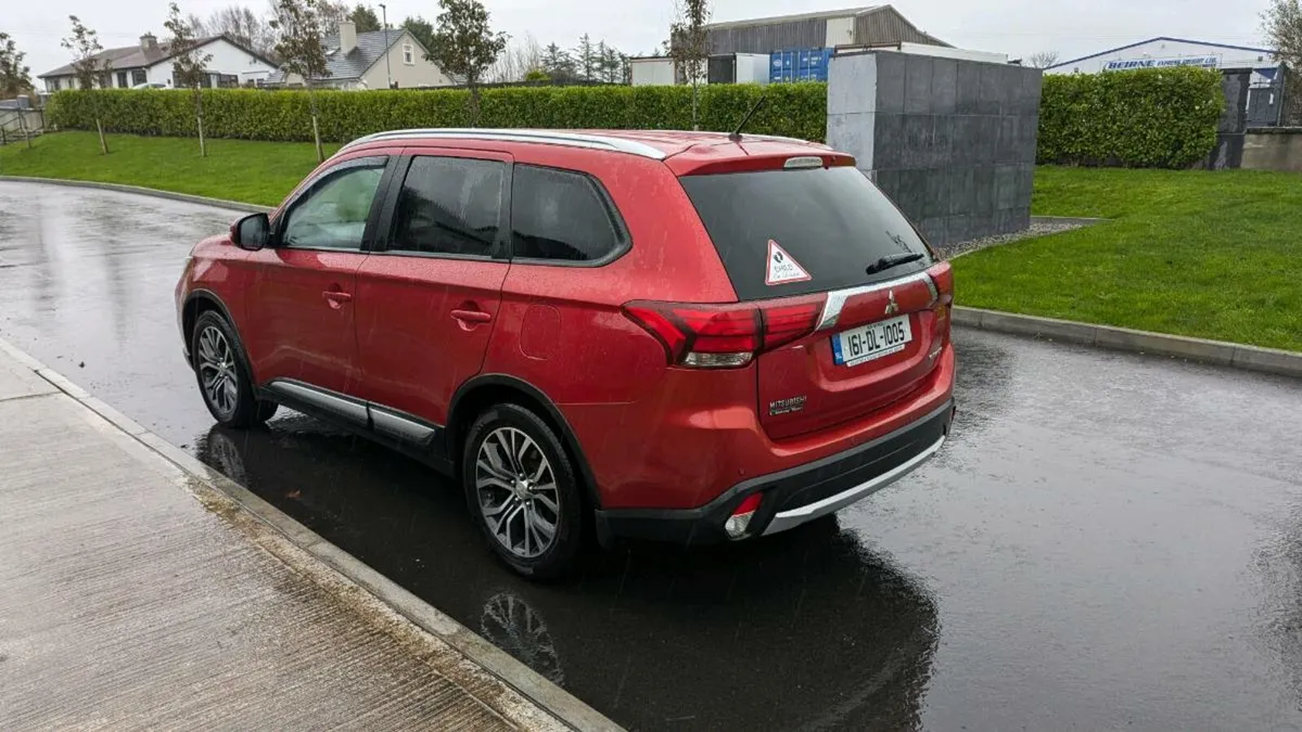 Mitsubishi outlander 7 seater 4x4 - Image 4