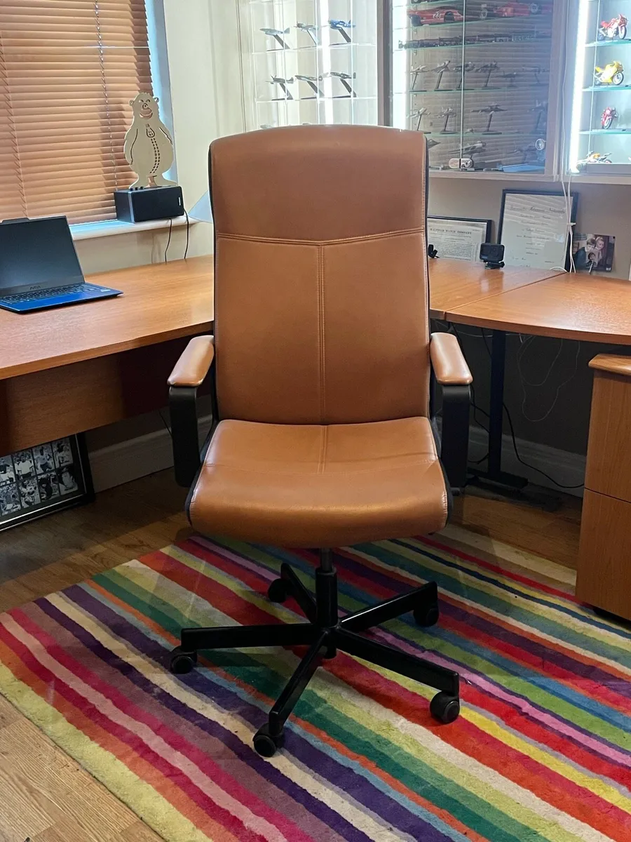 Office desks, filing cabinet and chair. - Image 2
