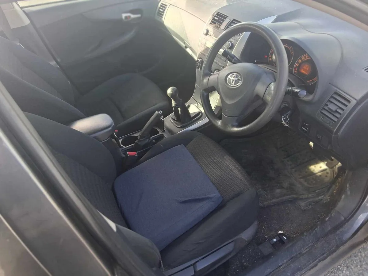 Toyota corolla - Image 4