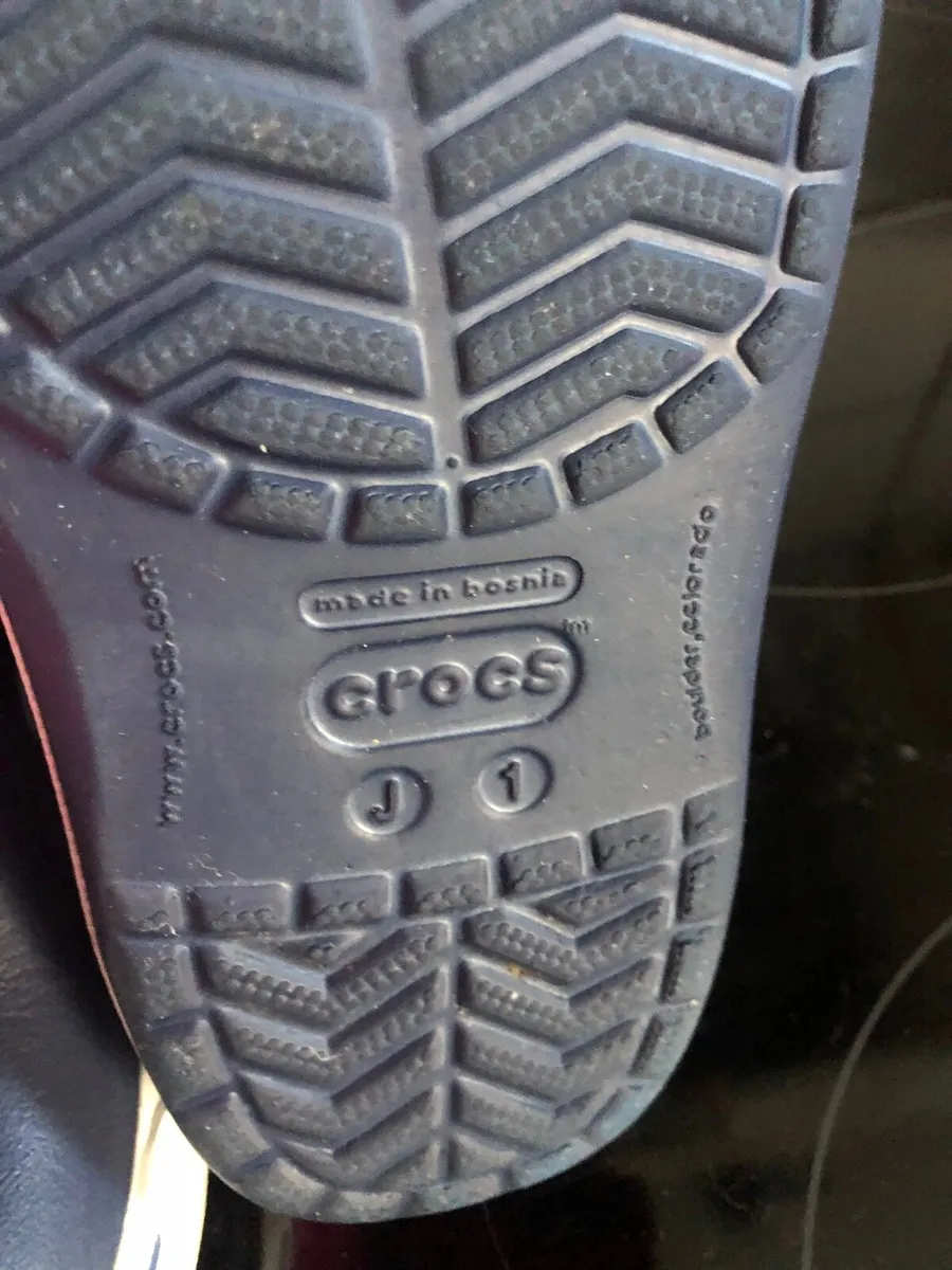 Boys crocs worn once like new size 1 €20 - Image 4