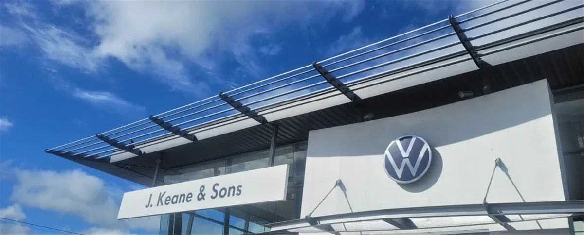 Volkswagen Golf R-Line 2.0 TDI 150HP **REAR VIEW C - Image 4