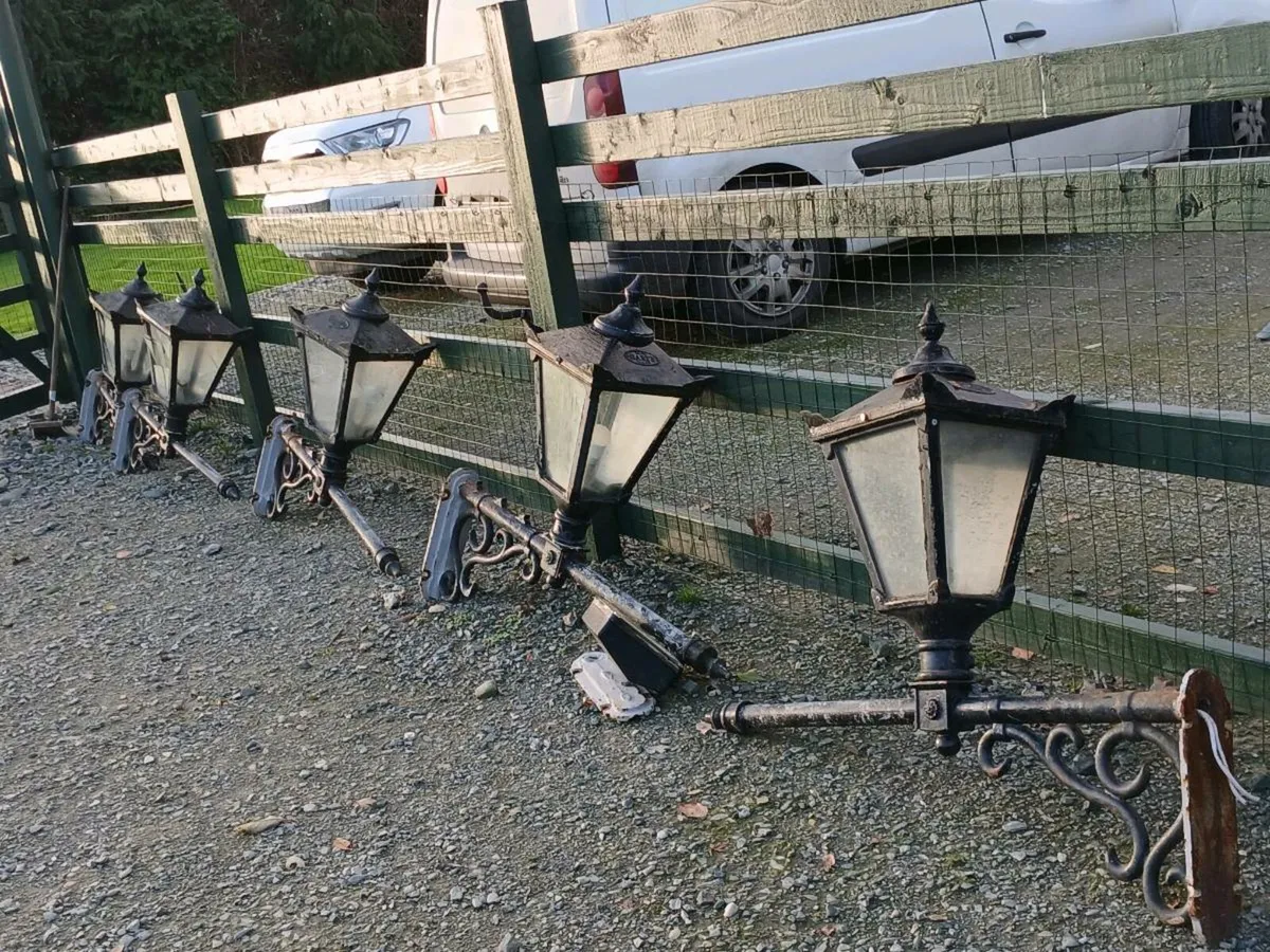 Heavy cast iron outdoor lamps 6in total - Image 1