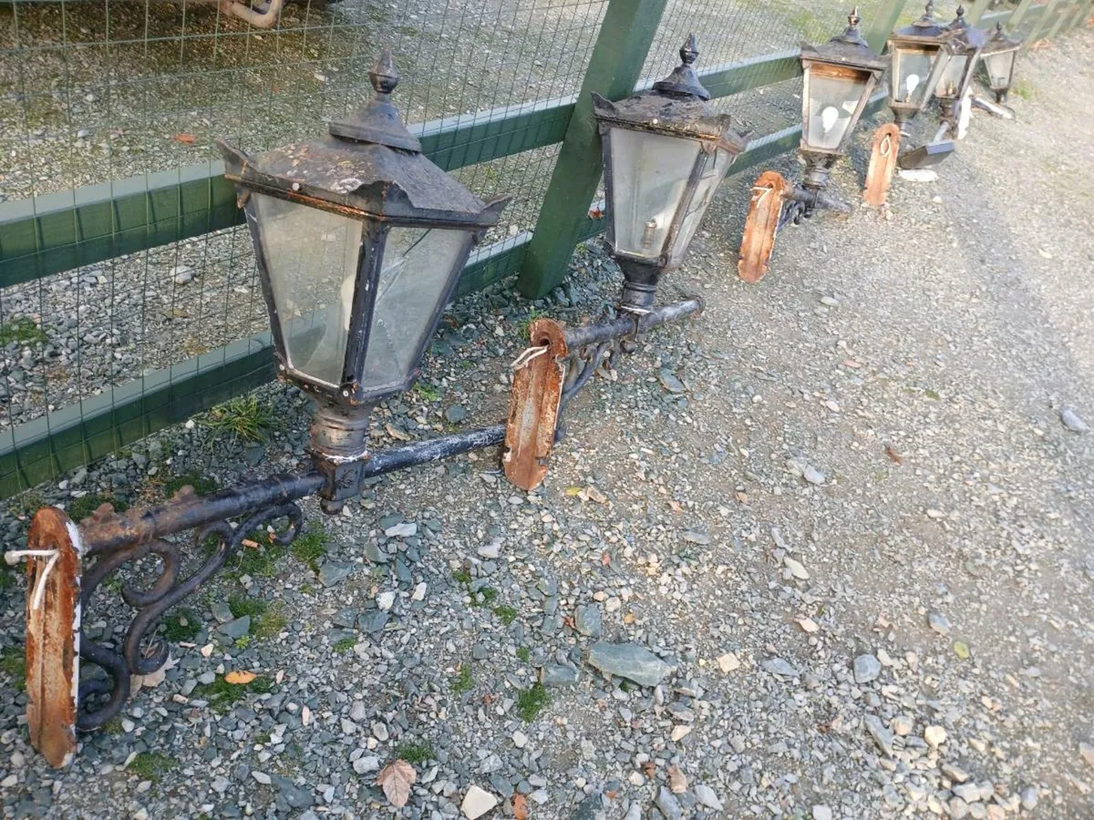Heavy cast iron outdoor lamps 6in total - Image 2