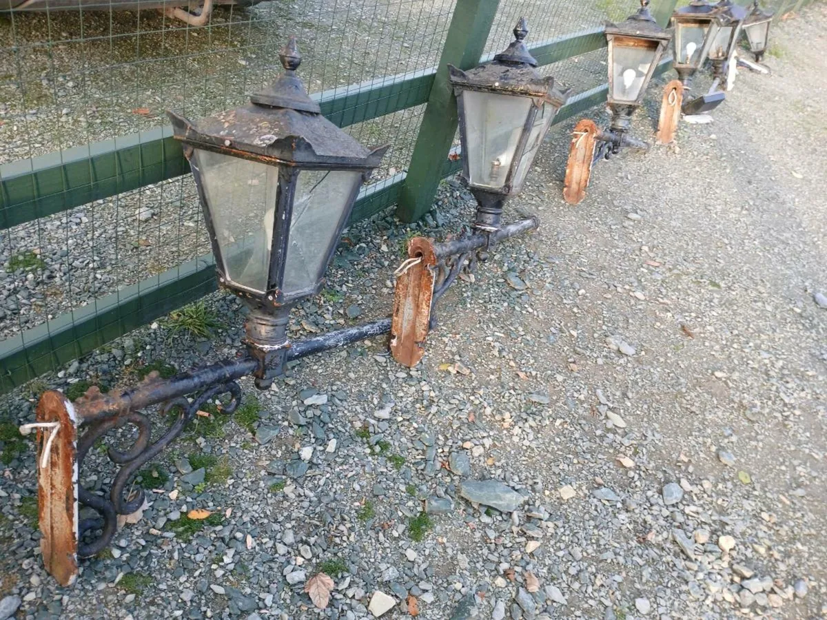 Heavy cast iron outdoor lamps 6in total - Image 3