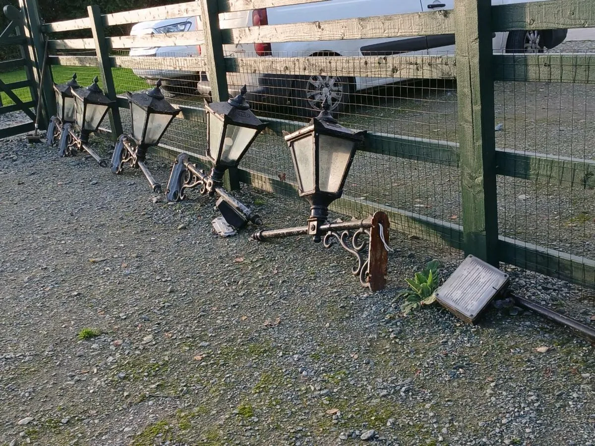 Heavy cast iron outdoor lamps 6in total - Image 4