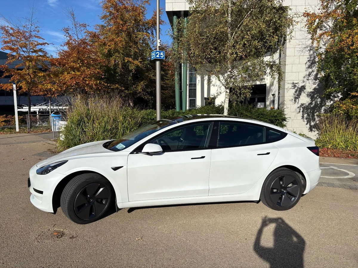 Tesla Model 3 2023 - Image 3