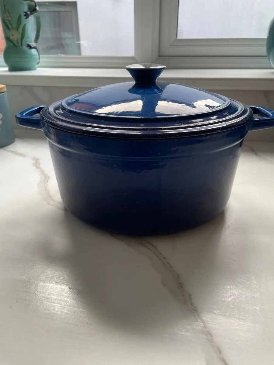 Cast iron pot - Image 1