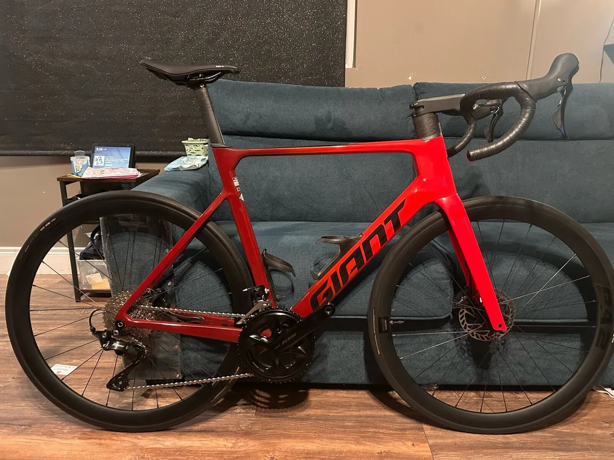 Giant Propel Advanced 2 (2024) + Carbon wheelset - Image 1