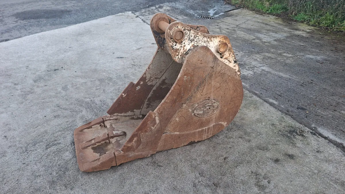 2ft Strickland bucket on 65mm pins - Image 2