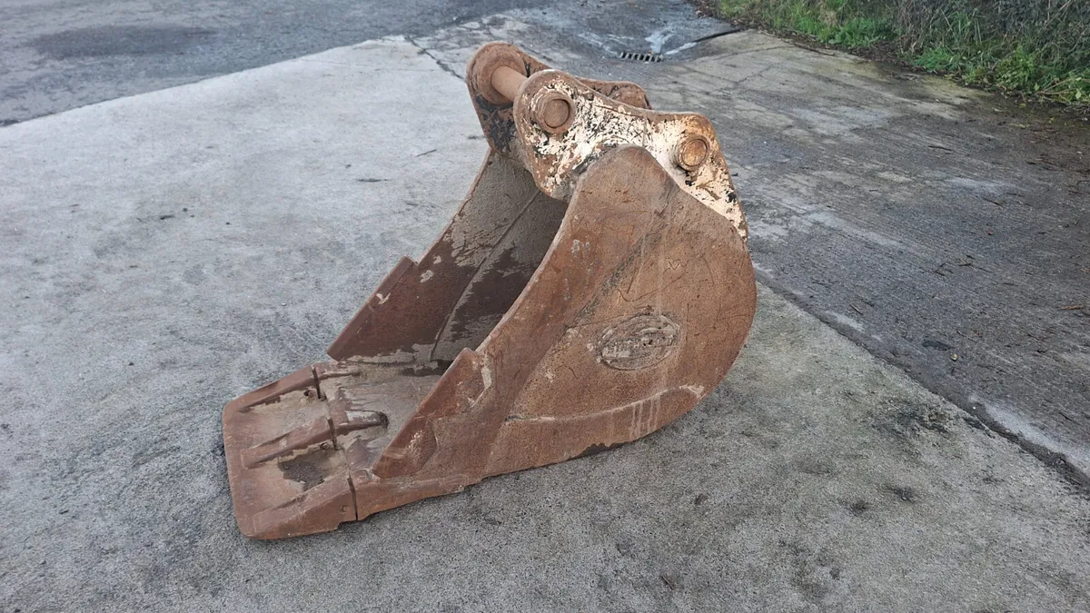 2ft Strickland bucket on 65mm pins - Image 4