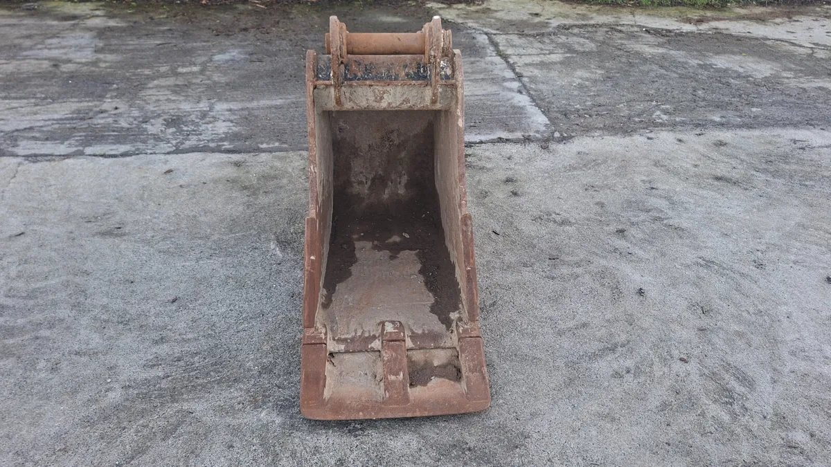 2ft Strickland bucket on 65mm pins - Image 1