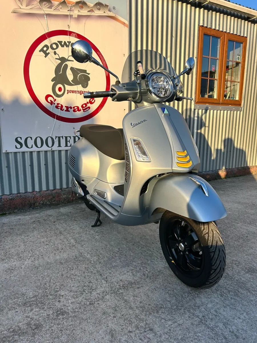2022 Vespa GTS300 HPE supertech - Image 1
