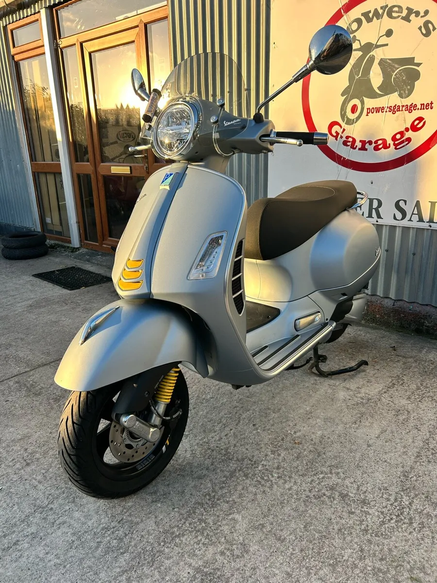2022 Vespa GTS300 HPE supertech - Image 3