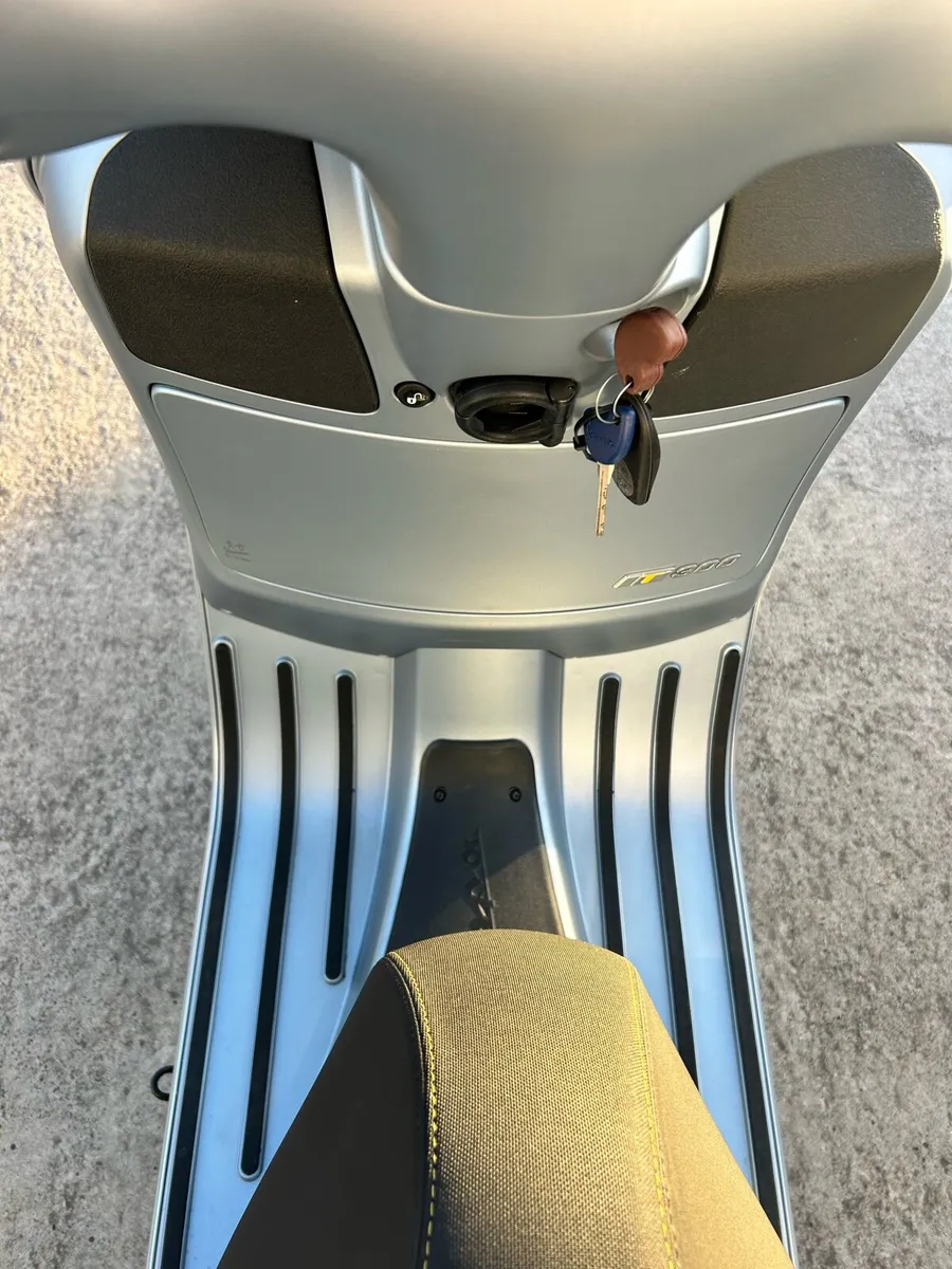 2022 Vespa GTS300 HPE supertech - Image 4