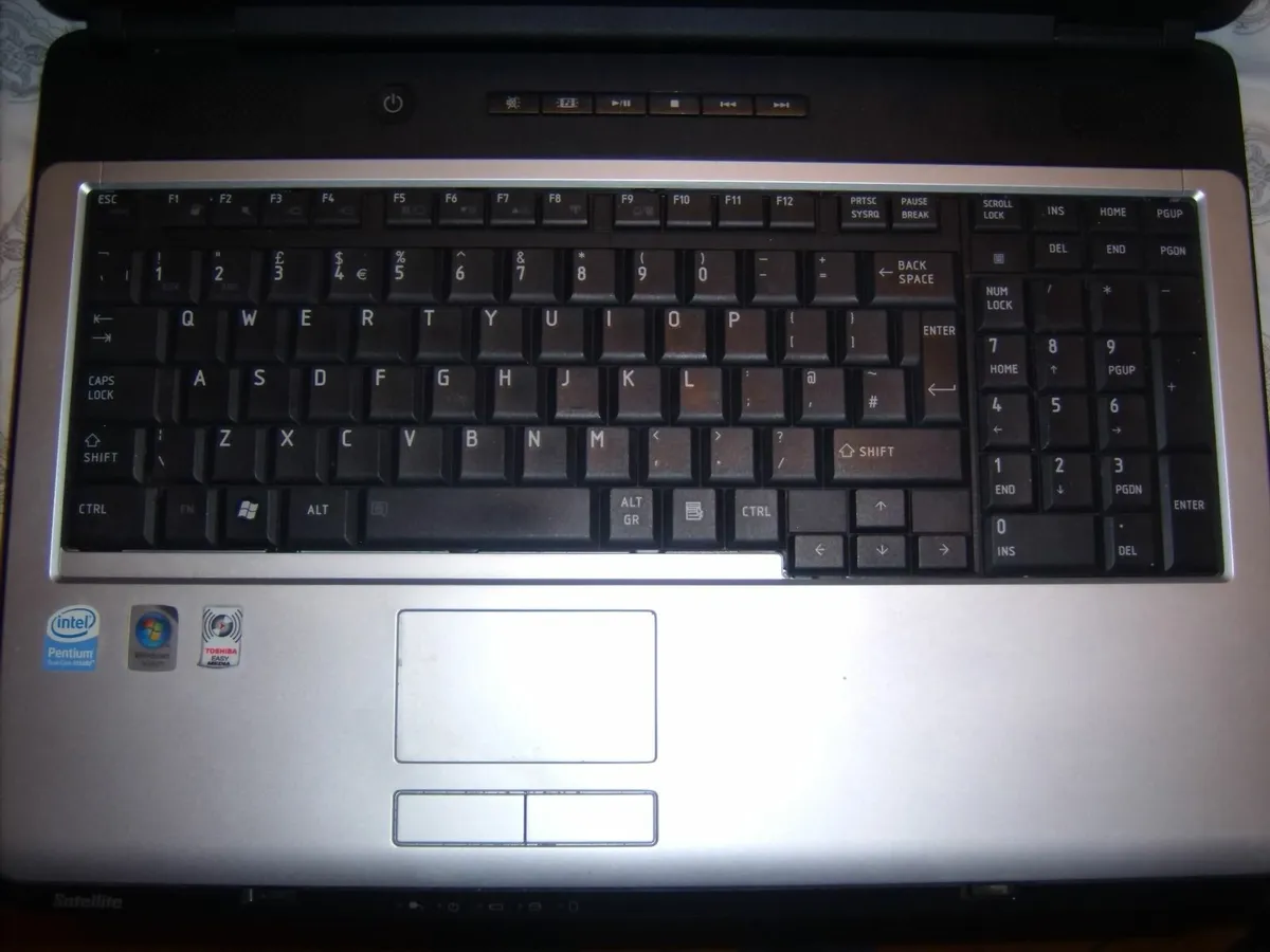 Toshiba laptop - Image 1
