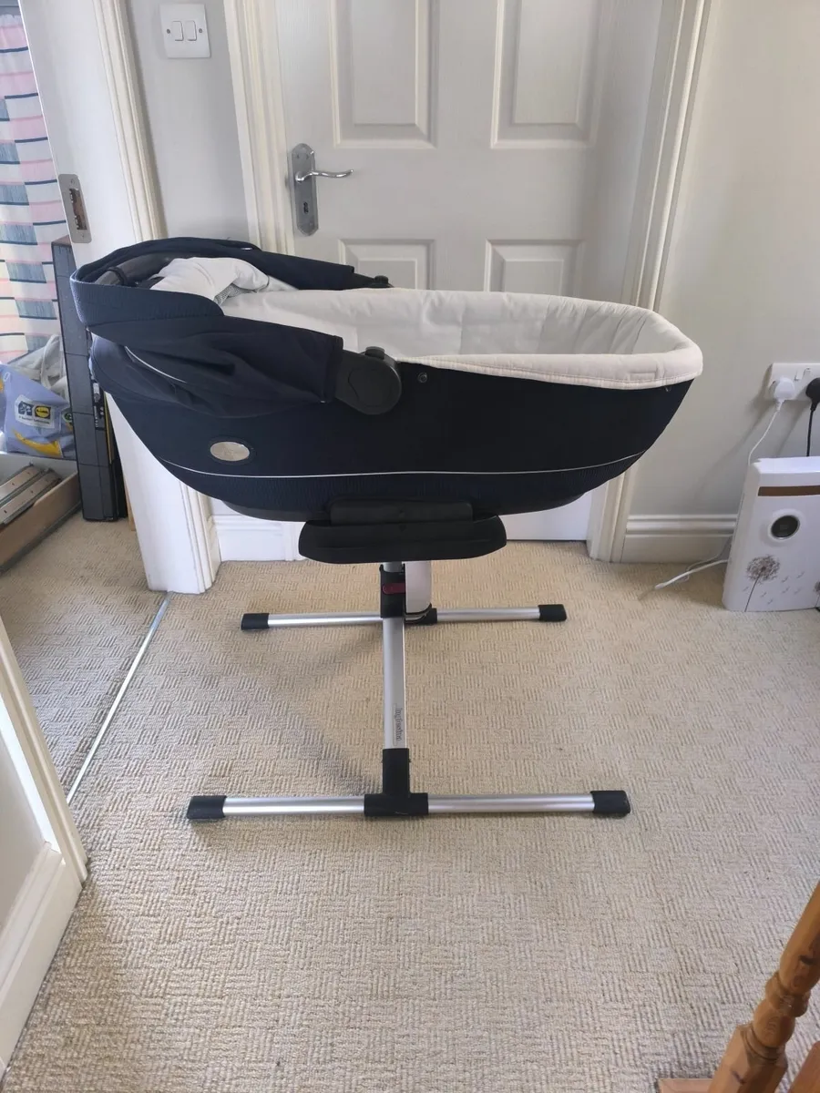 Bassinet for a baby - Image 1
