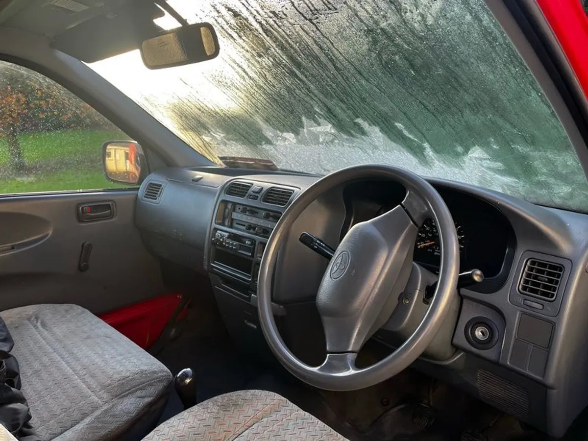 2000 Toyota Hiace - Image 3