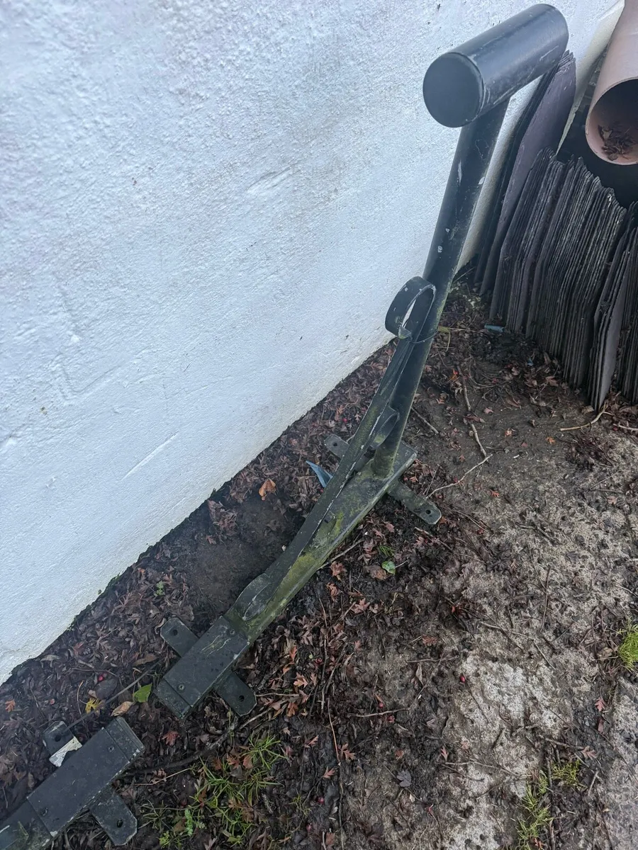 Pair of wall hanging brackets - Image 2