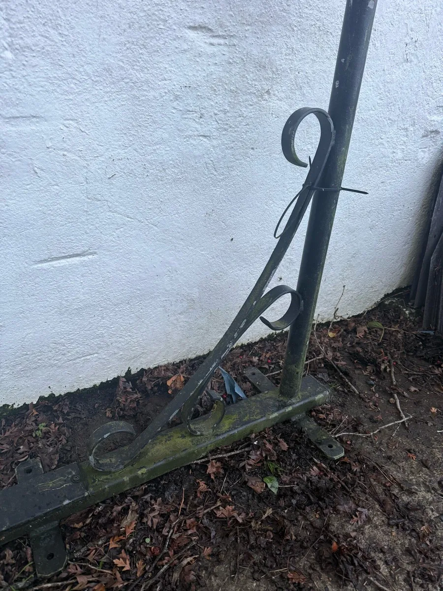 Pair of wall hanging brackets - Image 3