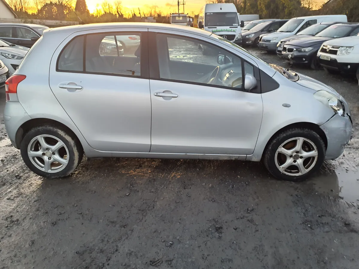 2010 Toyota Yaris - Image 3