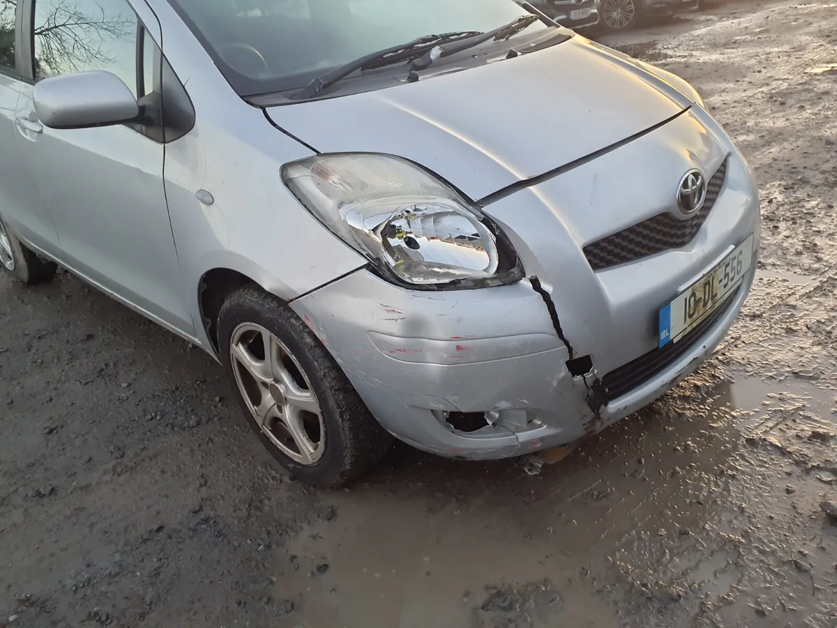 2010 Toyota Yaris - Image 2