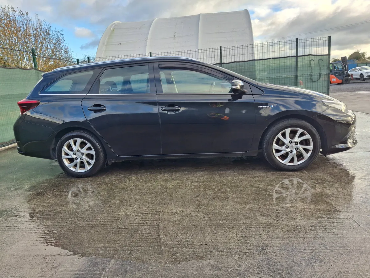 *182 Toyota Auris  Hybrid  Automatic - Image 3