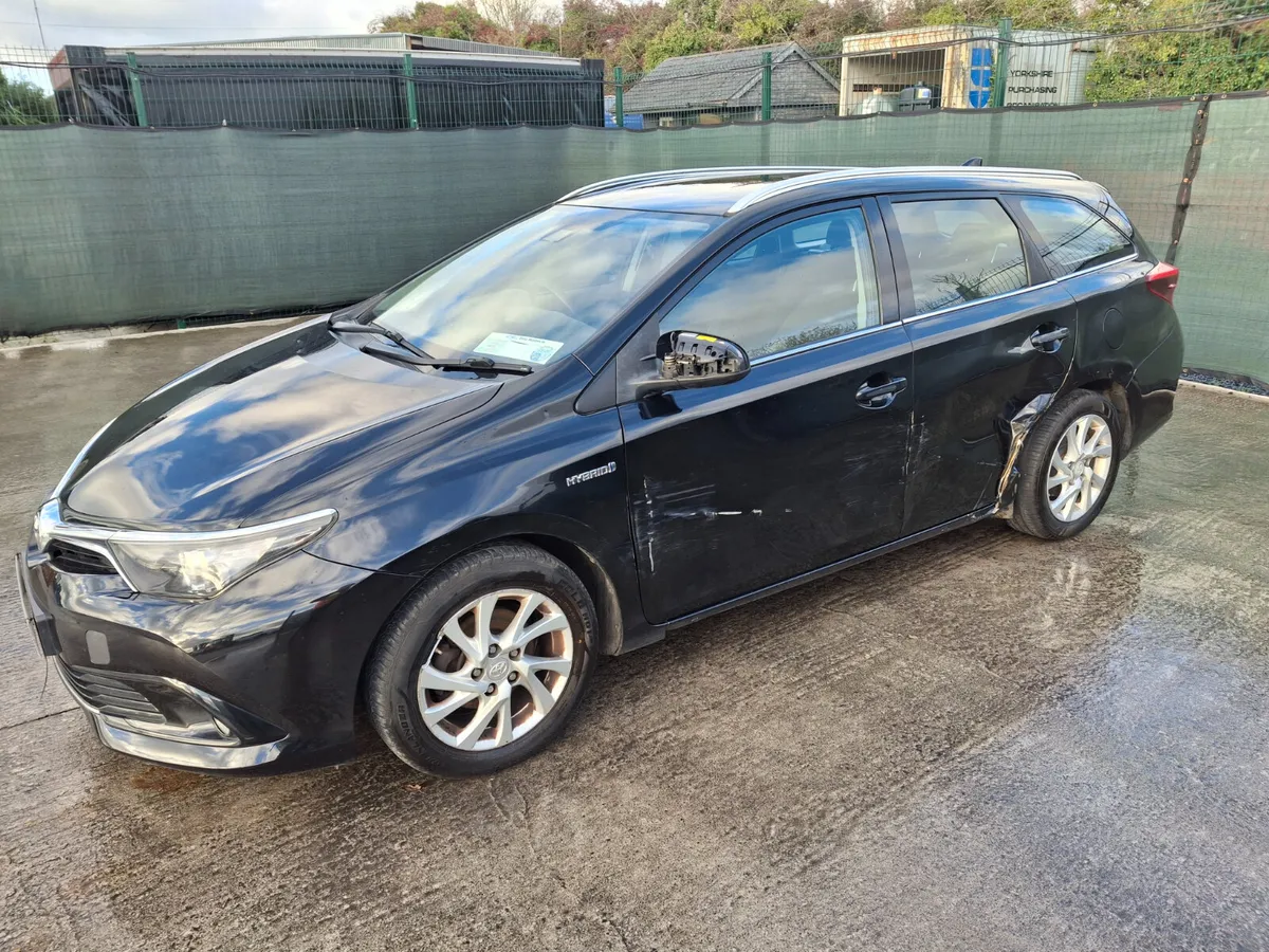 *182 Toyota Auris  Hybrid  Automatic - Image 2