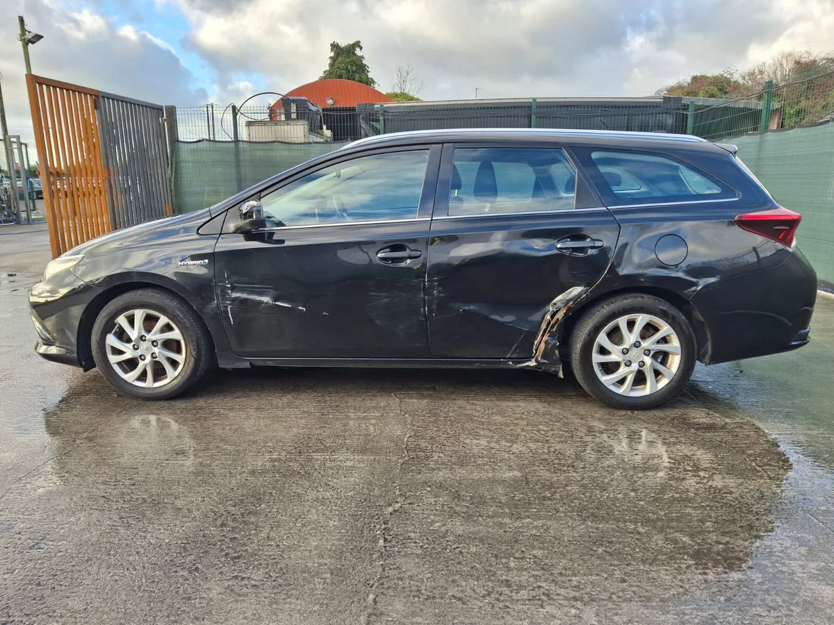 *182 Toyota Auris  Hybrid  Automatic - Image 4