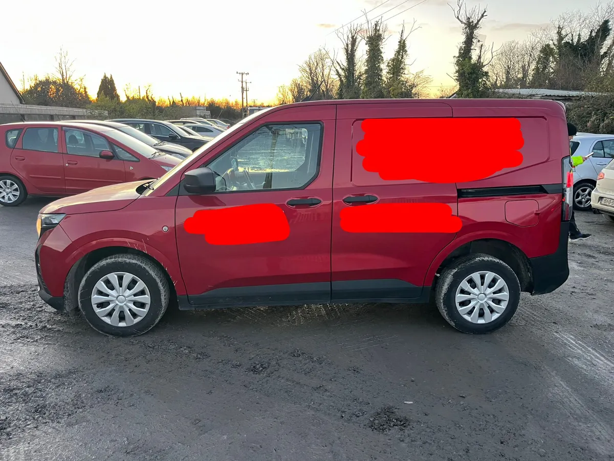 2024 Ford Transit Courier - Image 2