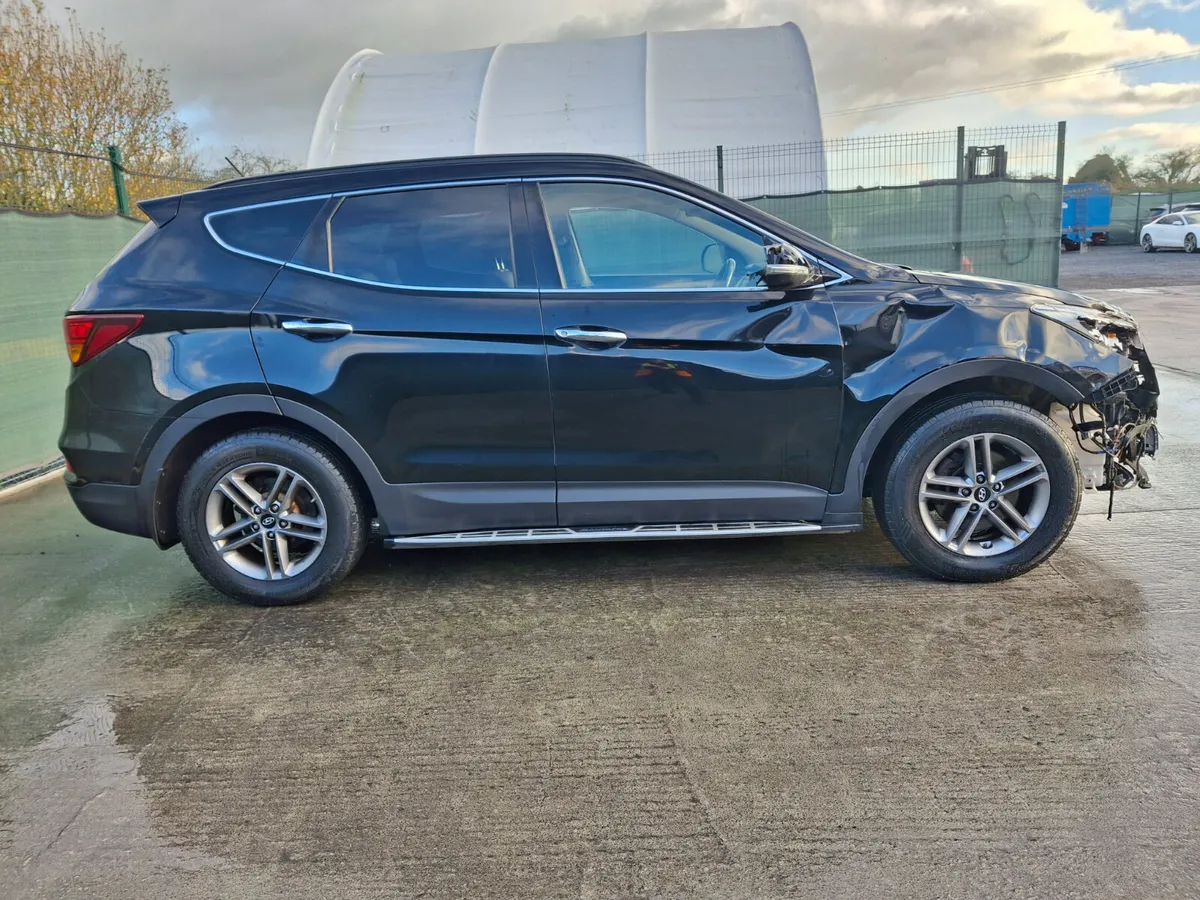 *2018 Hyundai Santa FE  7 Seater  4x4 - Image 3