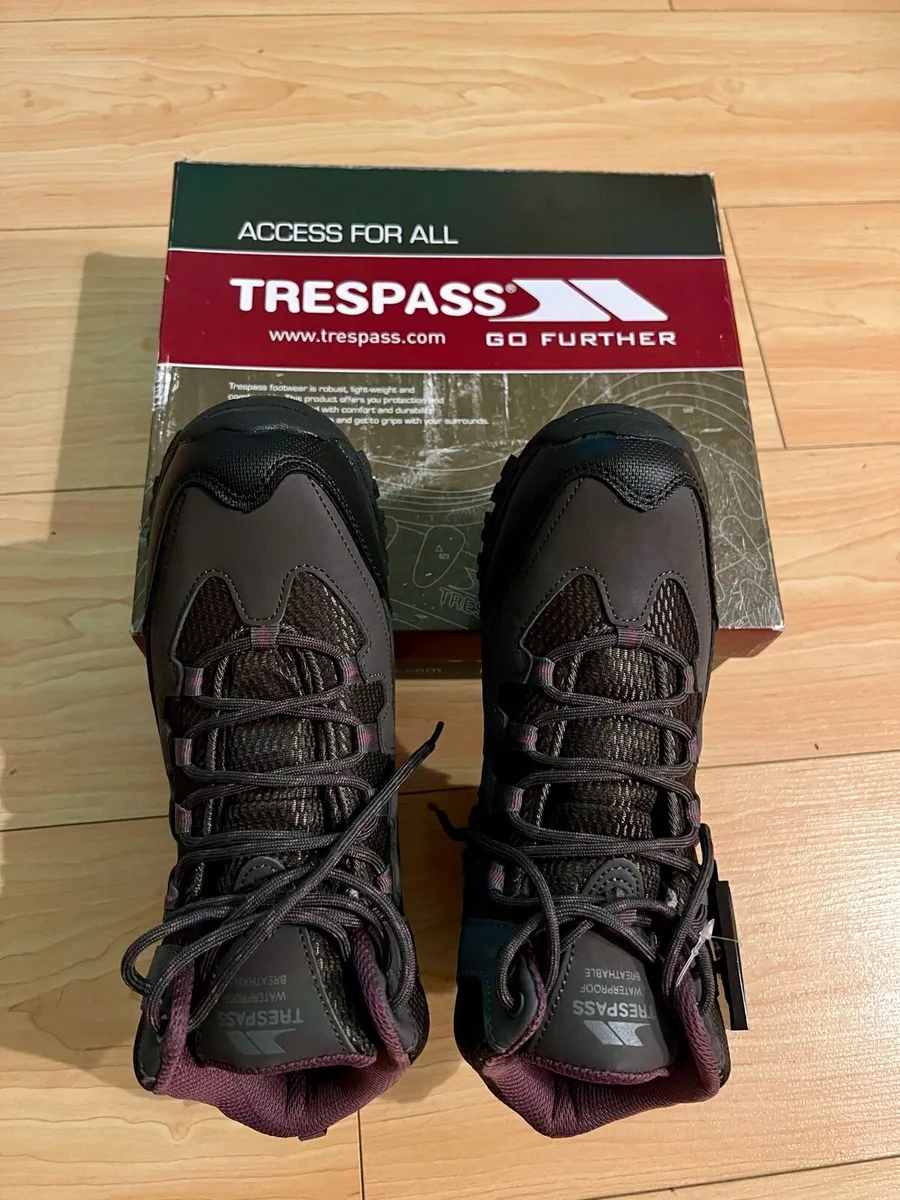 Hiking boots - Image 1