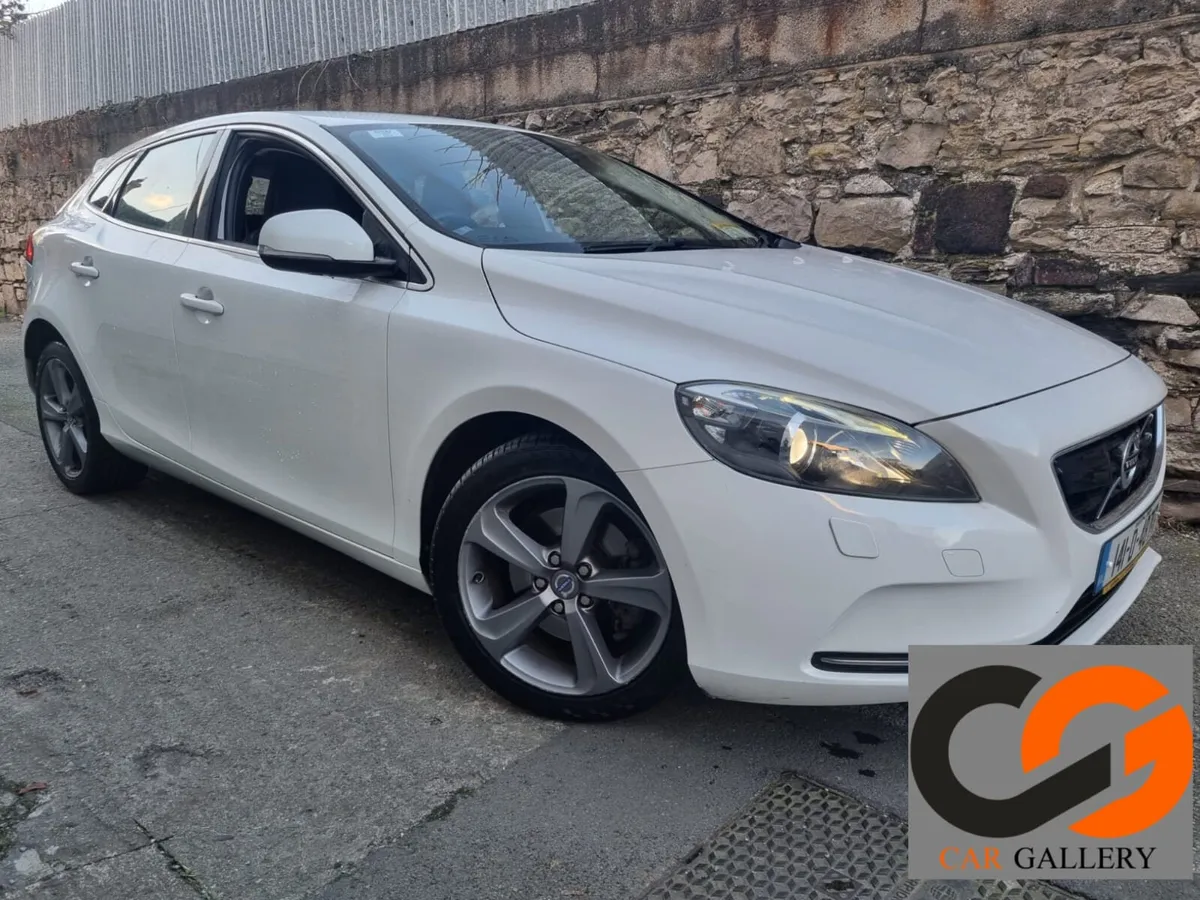 Volvo V40  Automatic 2014 - Image 1
