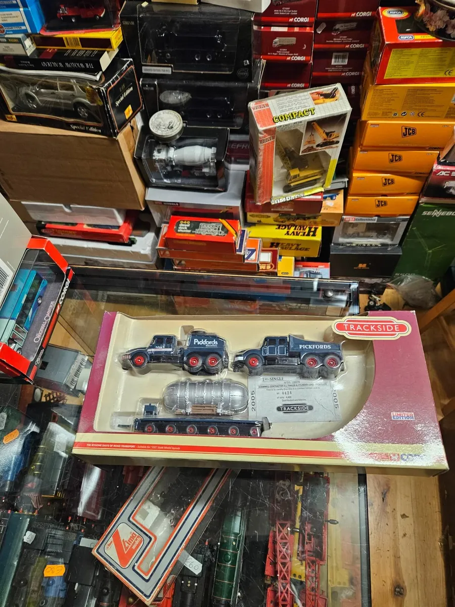 Corgi Trackside Pickfords Scammel Set - Image 1